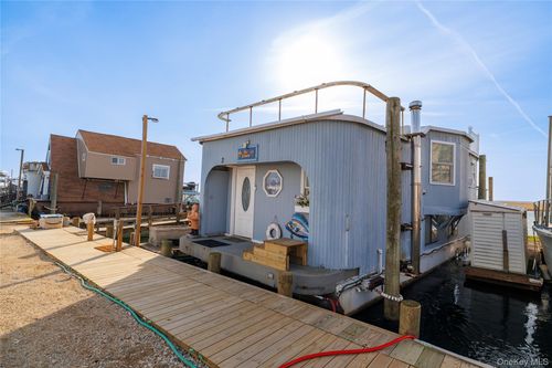 220 Shore Rd, Seaford, NY, 11783-3341 | Card Image