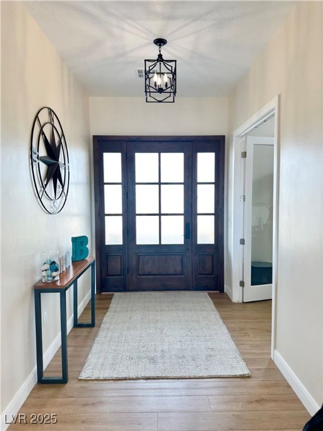 Interior Entry | Image 13