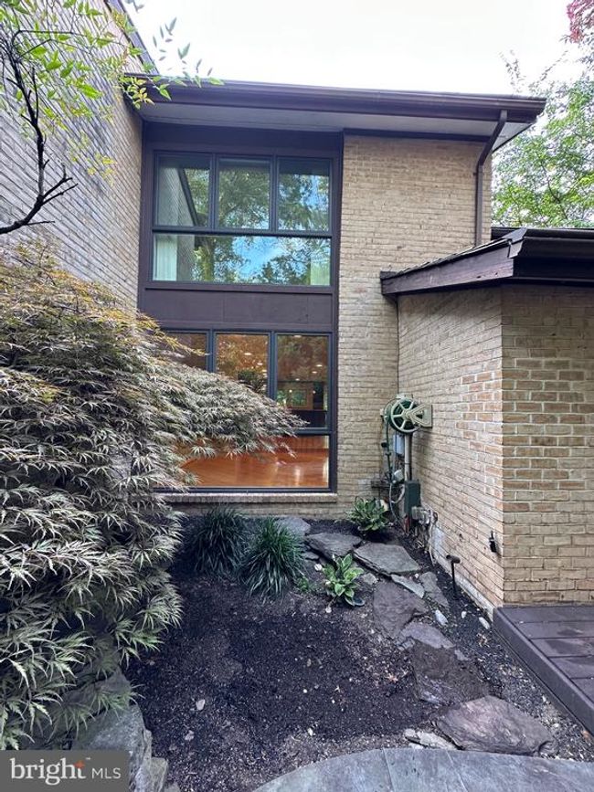 2021 Lakebreeze Way, Townhouse with 3 bedrooms, 4 bathrooms and null parking in RESTON VA | Image 4