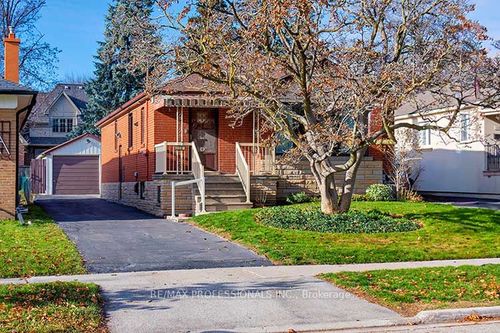 32 Northampton Dr, Etobicoke, ON, M9B4S6 | Card Image