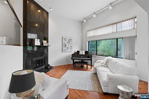42 Lexington Ct, Twp Washingtn, NJ, 07676-4351 | Card Image