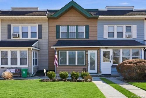 17 Meadow Street, Hempstead, NY, 11530 | Card Image