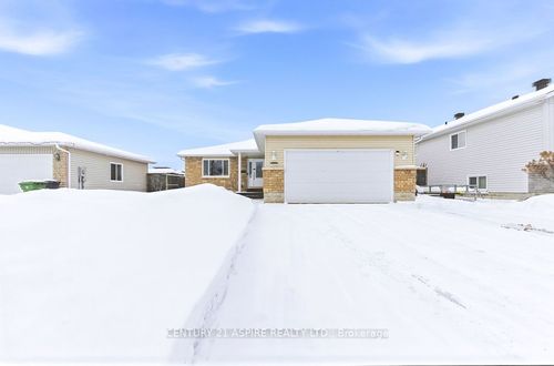 2036 Sandstone Cres, Petawawa, ON, K8H0A6 | Card Image