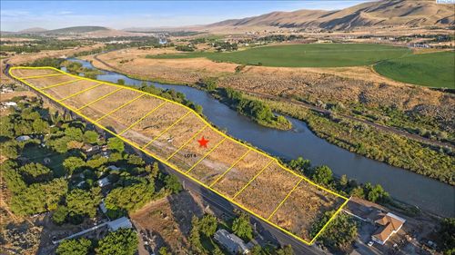 17973 W Old Inland Empire Hwy, Benton City, WA, 99320-9532 | Card Image
