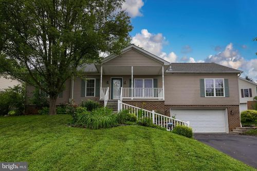 299 Franklin Square Dr, Dallastown, PA, 17313-9637 | Card Image