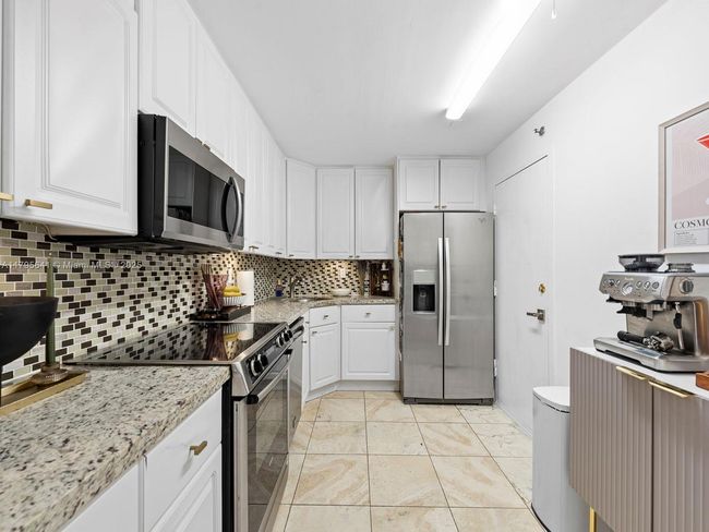 APT-1015 - 6039 Collins Ave, Condo with 1 bedrooms, 2 bathrooms and null parking in Miami Beach FL | Image 11