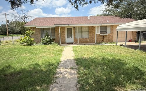 610 S 8th St, Carrizo Springs, TX, 78834-3821 | Card Image