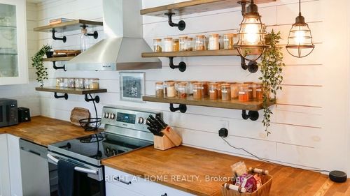 110 Cameron Ave N, Hamilton, ON, L8H4Z2 | Card Image