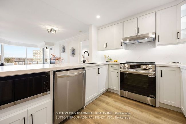 602 - 11 Townsgate Dr, Condo with 2 bedrooms, 2 bathrooms and null parking in Vaughan ON | Image 6
