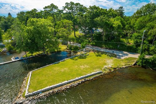 2300 Jackson Blvd, Highland, MI, 48356-1542 | Card Image