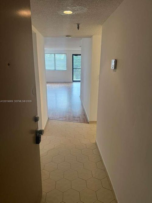 208-20840 San Simeon Way, Miami, FL, 33179 | Card Image