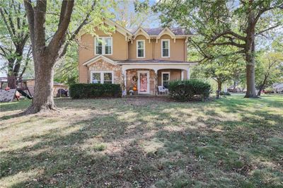 View of front facade featuring a front lawn | Image 1