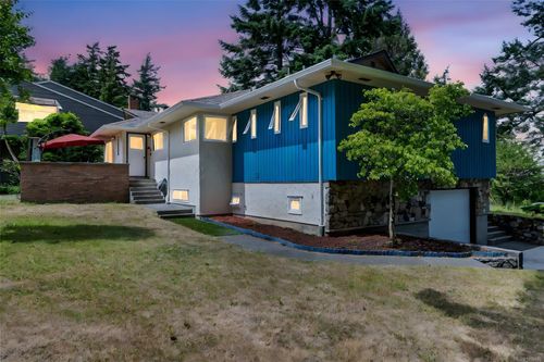 1935 San Juan Ave, Victoria, BC, V8N2J3 | Card Image