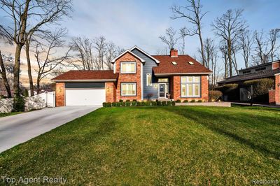 48952 Forest Drive, Home with 4 bedrooms, 3 bathrooms and null parking in Shelby Twp MI | Image 2