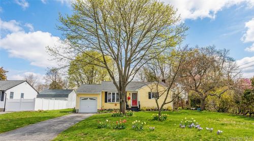 9 Amherst Rd, West Sayville, NY, 11796-1001 | Card Image