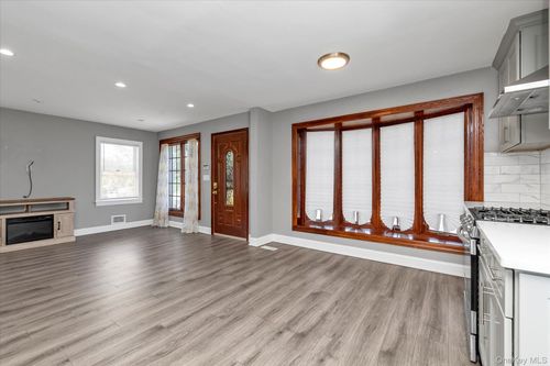 25 Winnie Ct, Westbury, NY, 11590-4136 | Card Image