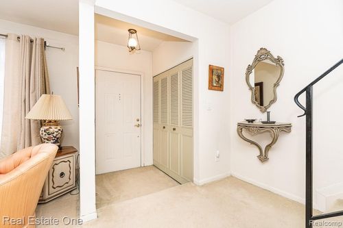 95-409 Fox Hills Dr N, Bloomfield Hills, MI, 48304-1309 | Card Image