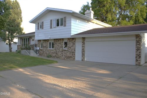 1905 N Grandview Ln, Bismarck, ND, 58503-0844 | Card Image
