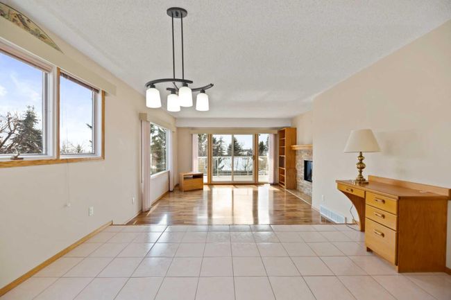 28 Stradwick Way Sw, Home with 3 bedrooms, 3 bathrooms and 2 parking in Calgary AB | Image 11