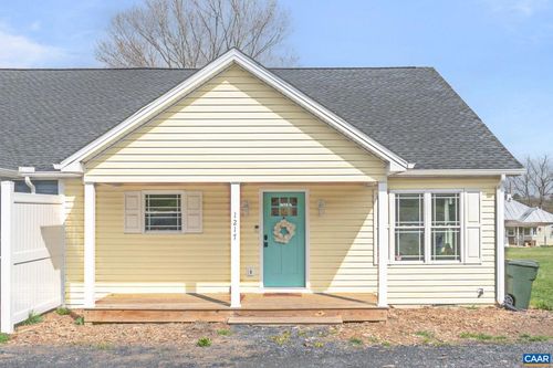 1217 S Delphine Ave, Waynesboro, VA, 22980-5601 | Card Image