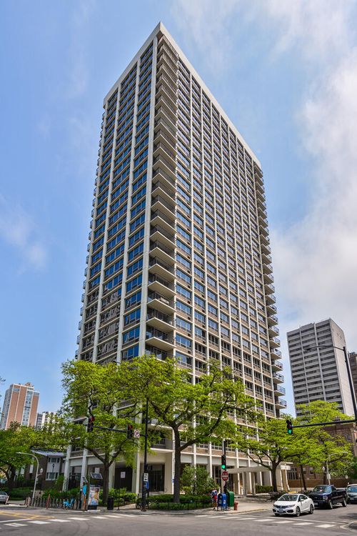 apt-2108l-88 W Schiller St, Chicago, IL, 60610-2056 | Card Image