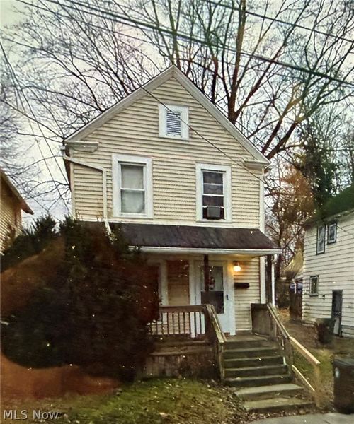 384 W Bartges St, Akron, OH, 44307-1930 | Card Image