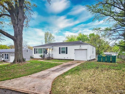 637 Karess Dr, Saint Louis, MO, 63137-3327 | Card Image