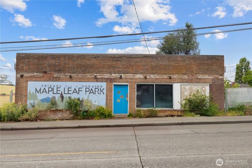 8521 Roosevelt Way Ne, Seattle, WA, 98115-3026 | Card Image