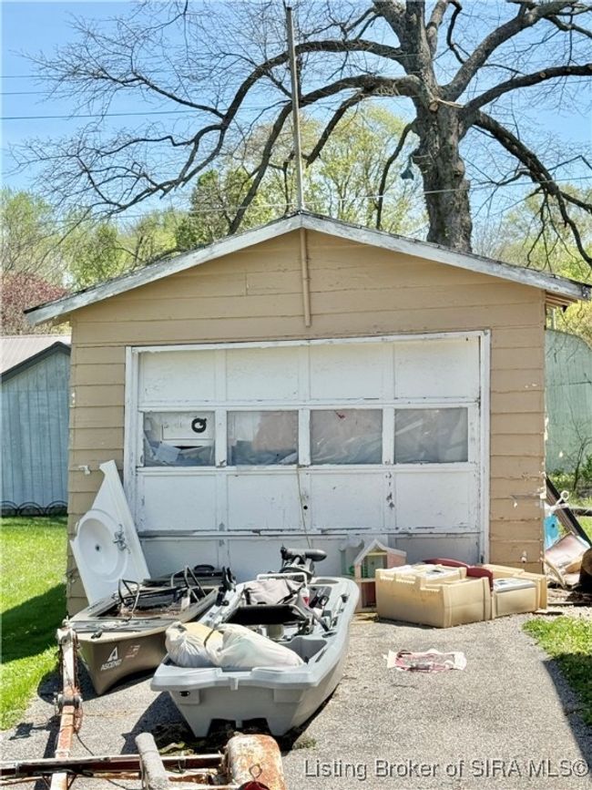 263 S 1 St St, Home with 3 bedrooms, 1 bathrooms and null parking in Austin IN | Image 5