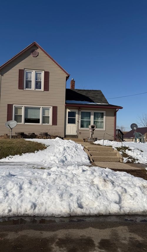 934 E Garden St, Freeport, IL, 61032-6016 | Card Image