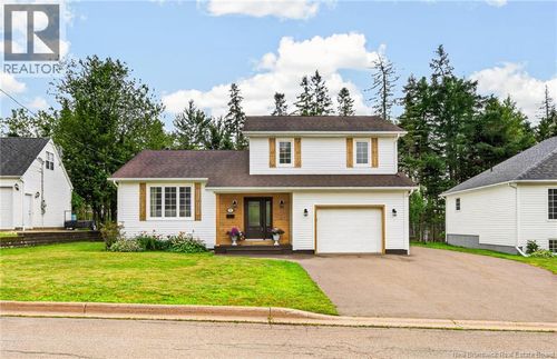33 Robichaud Crt, House with 3 bedrooms, 2 bathrooms and null parking in Dieppe NB | Card Image
