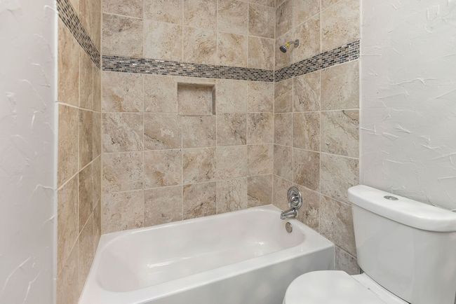 Full bathroom with toilet and bathing tub / shower combination | Image 20