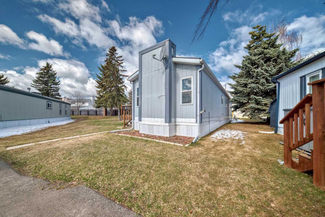 3207 Burroughs Manor Ne, Home with 2 bedrooms, 1 bathrooms and 2 parking in Calgary AB | Image 4