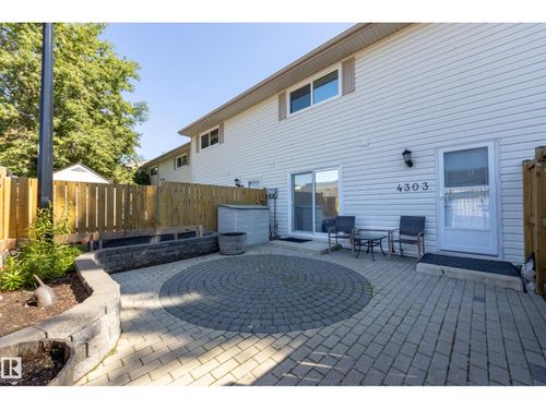 4303 46 St, Townhouse with 3 bedrooms, 2 bathrooms and null parking in Stony Plain AB | Card Image