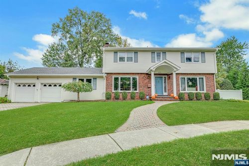 677 Taylor Ave, Oradell, NJ, 07649-2548 | Card Image