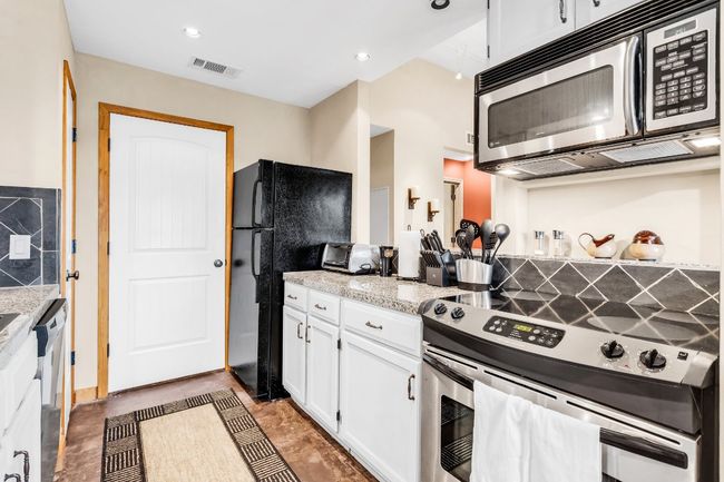 APT-305 - 1406 Windsor Rd, Condo with 2 bedrooms, 2 bathrooms and 2 parking in Austin TX | Image 13