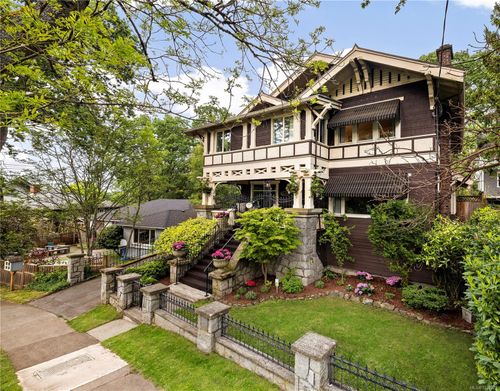 1069 Joan Cres, Victoria, BC, V8S3L3 | Card Image