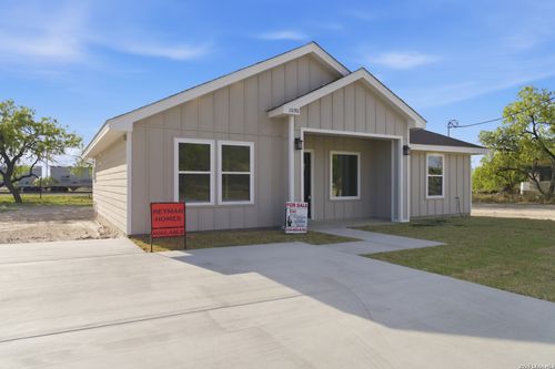 1090 Kifuri St, Eagle Pass, TX, 78852-5138 | Card Image