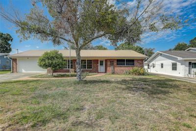 8 Lonesome Pine Trail, House other with 3 bedrooms, 2 bathrooms and null parking in Yalaha FL | Image 2