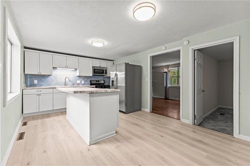 9217 Oak St, Kansas City, MO, 64114-3726 | Card Image