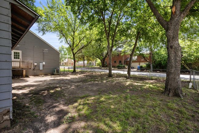 800 N Woods St, House other with 2 bedrooms, 1 bathrooms and null parking in Sherman TX | Image 34