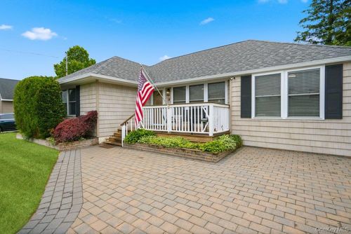 14 Kenneth Ln, Babylon, NY, 11703-2312 | Card Image