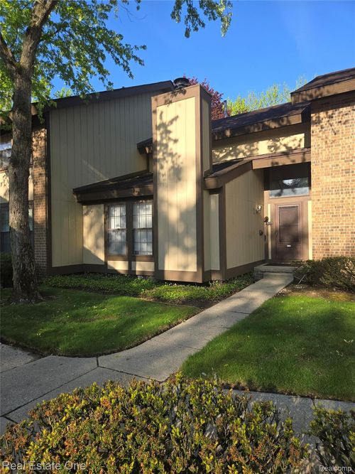 25311 Greenbrooke Dr, Southfield, MI, 48033-5285 | Card Image