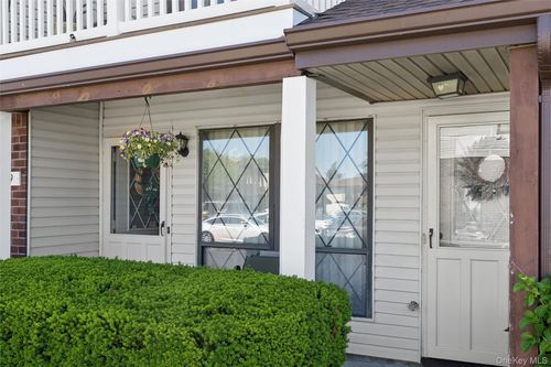 100-100 Cambridge Dr W, Copiague, NY, 11726-3234 | Card Image