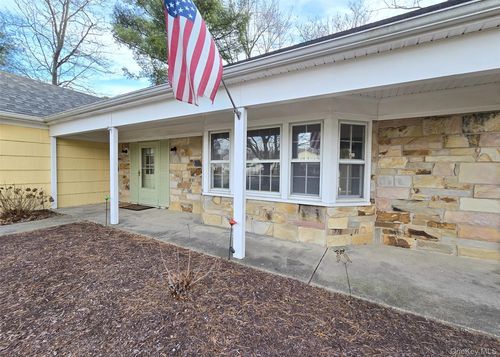 652 Hawkins Rd E, Coram, NY, 11727-1807 | Card Image