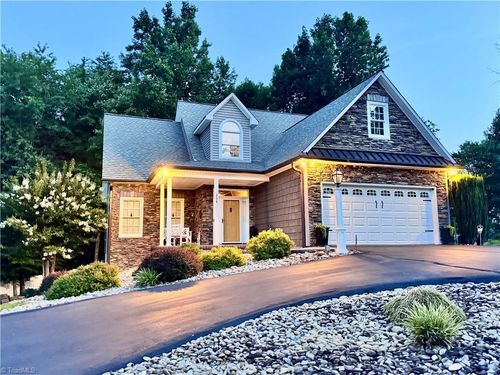 208 Triplett St, Jonesville, NC, 28642-2332 | Card Image
