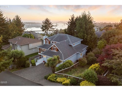 136 Se Larch St, Newport, OR, 97365-4033 | Card Image