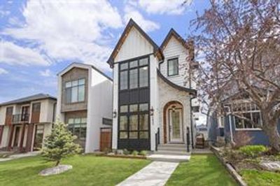 1833 30 Ave Sw, House detached with 4 bedrooms, 3 bathrooms and 2 parking in Calgary AB | Image 1