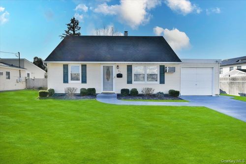 27 Seaton St, Massapequa, NY, 11758-6143 | Card Image