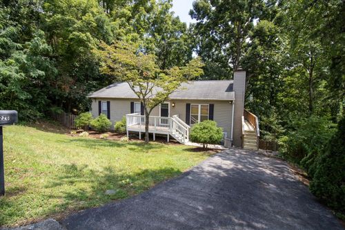 3226 Woodview Rd, Roanoke, VA, 24018-4324 | Card Image